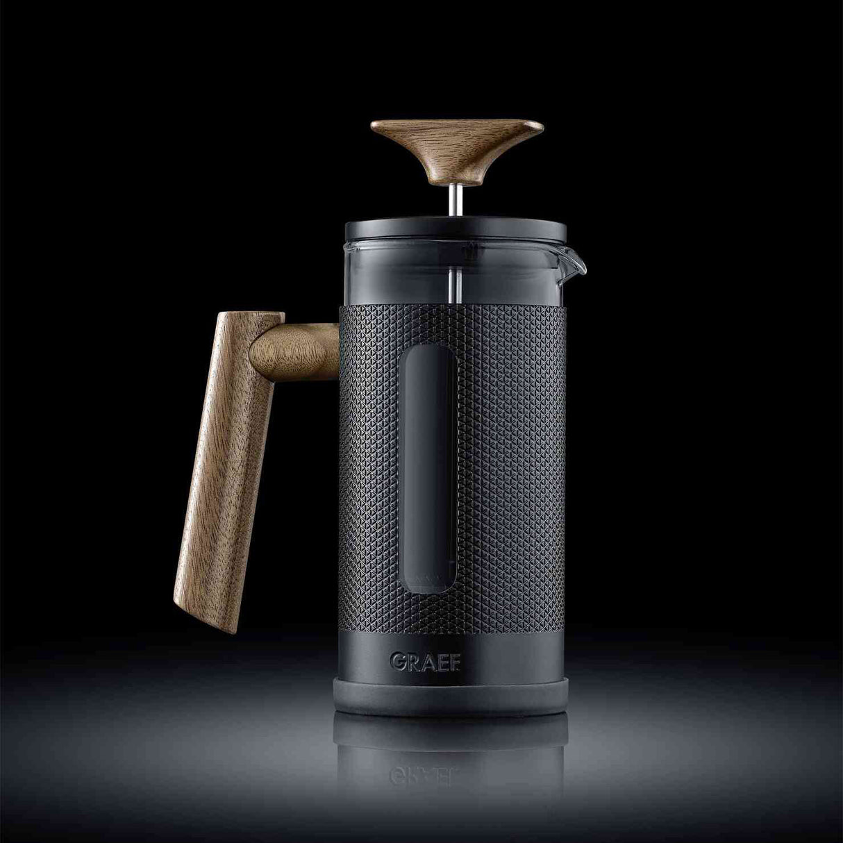 Kaffeemühle mit Holzgriff und Deckel, schwarzes Gehäuse, auf schwarzem Hintergrund.