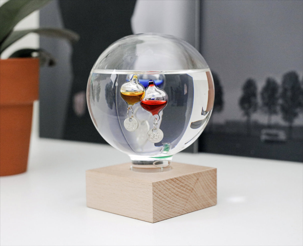 Galileo Thermometer. Mit Holzbasis