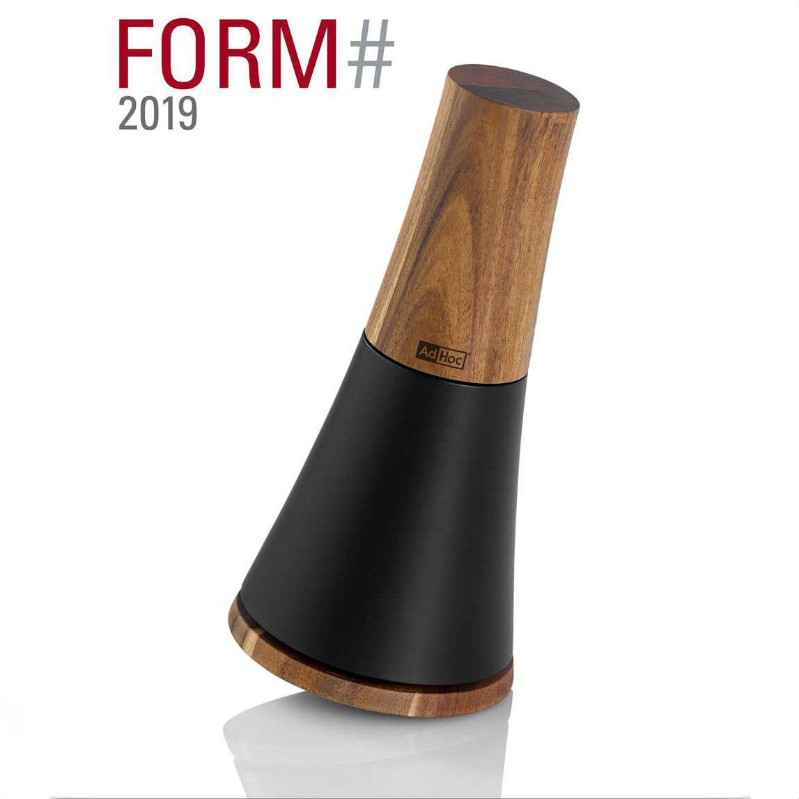 Holz- und schwarzer Lautsprecher mit abgerundeter Form, auf weißem Hintergrund, oben links Text "FORM# 2019".