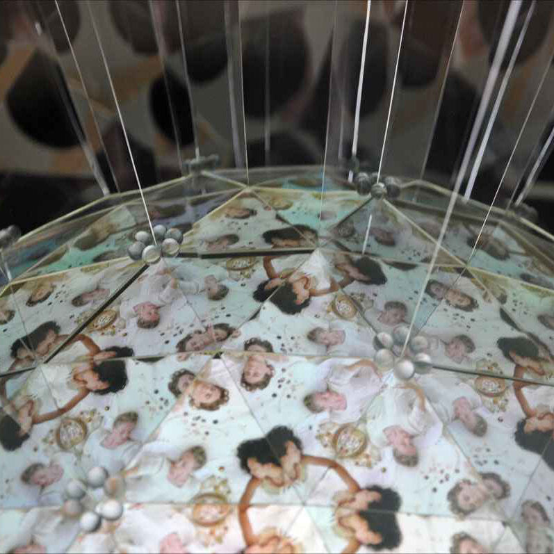 Kaleidoskopartige Spiegelung mit mehreren Fotos von einer Frau in verschiedenen Posen.