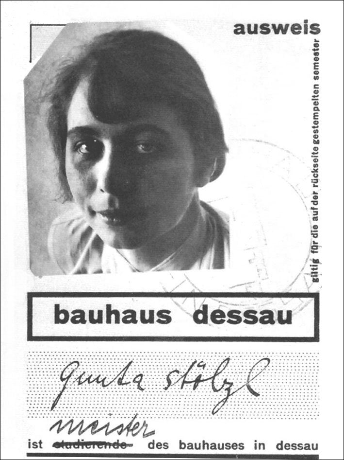 Schwarz-weiß-Foto eines jungen Mädchens auf einem Ausweis, mit handschriftlicher Unterschrift darunter.