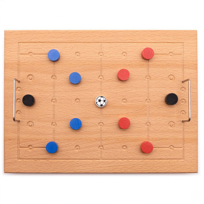 Holz-Fußballtisch mit blauen und roten Spielsteinen, einem schwarzen Torwartstein und einem kleinen Fußball in der Mitte.