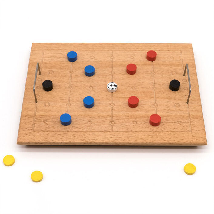 Holzfußballtisch mit blauen, roten und schwarzen Spielfiguren, Toren und einem Spielball in der Mitte.