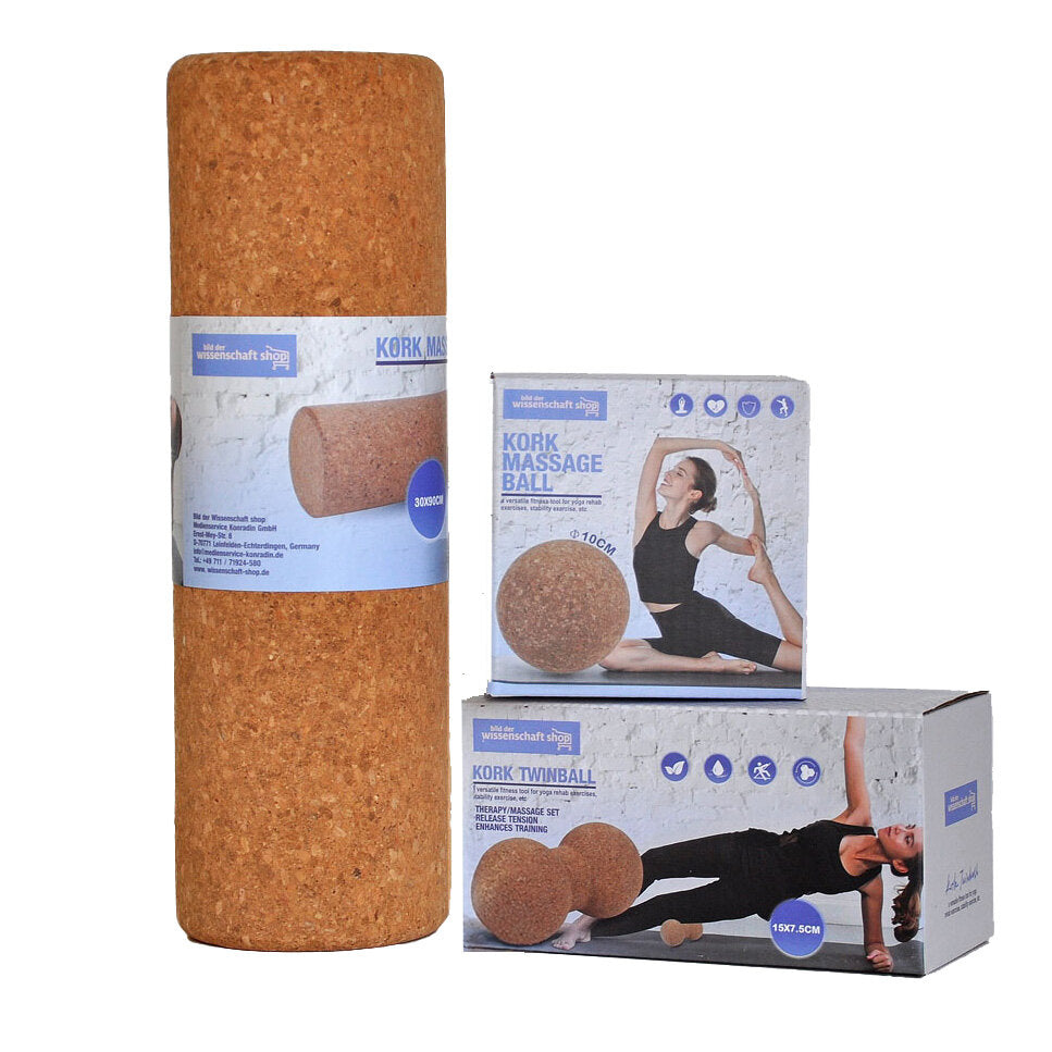 Korkmassageball, Korktwinball und Verpackung mit Frau in Yoga-Position.