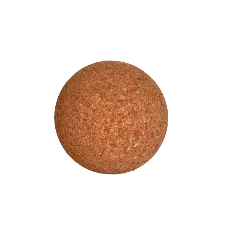 Korkkugel aus Korkmaterial auf weißem Hintergrund.