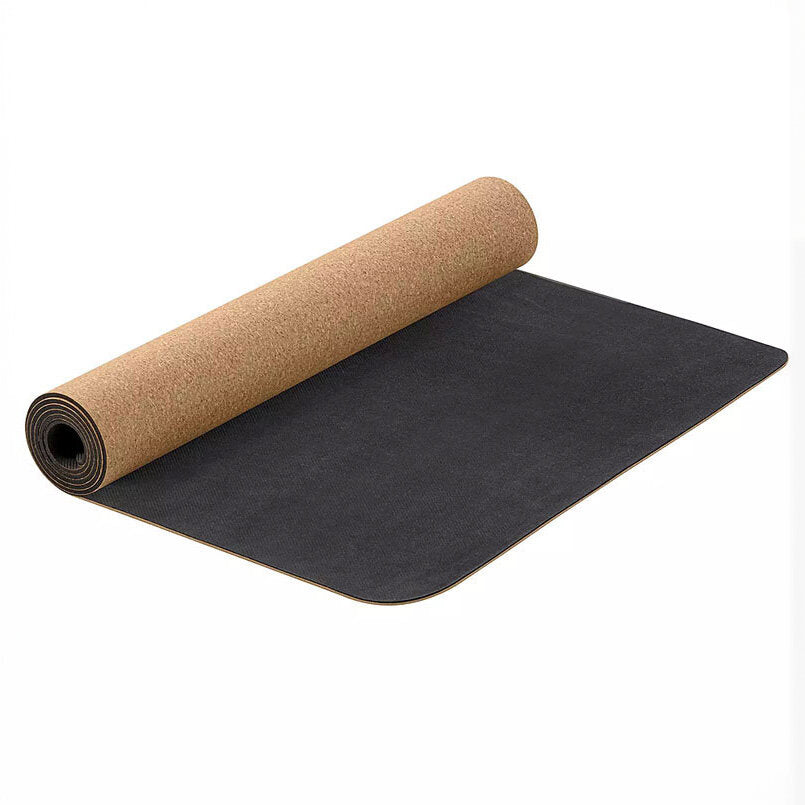 Gummimatte mit Korkrolle, teilweise ausgerollt, auf weißem Hintergrund.