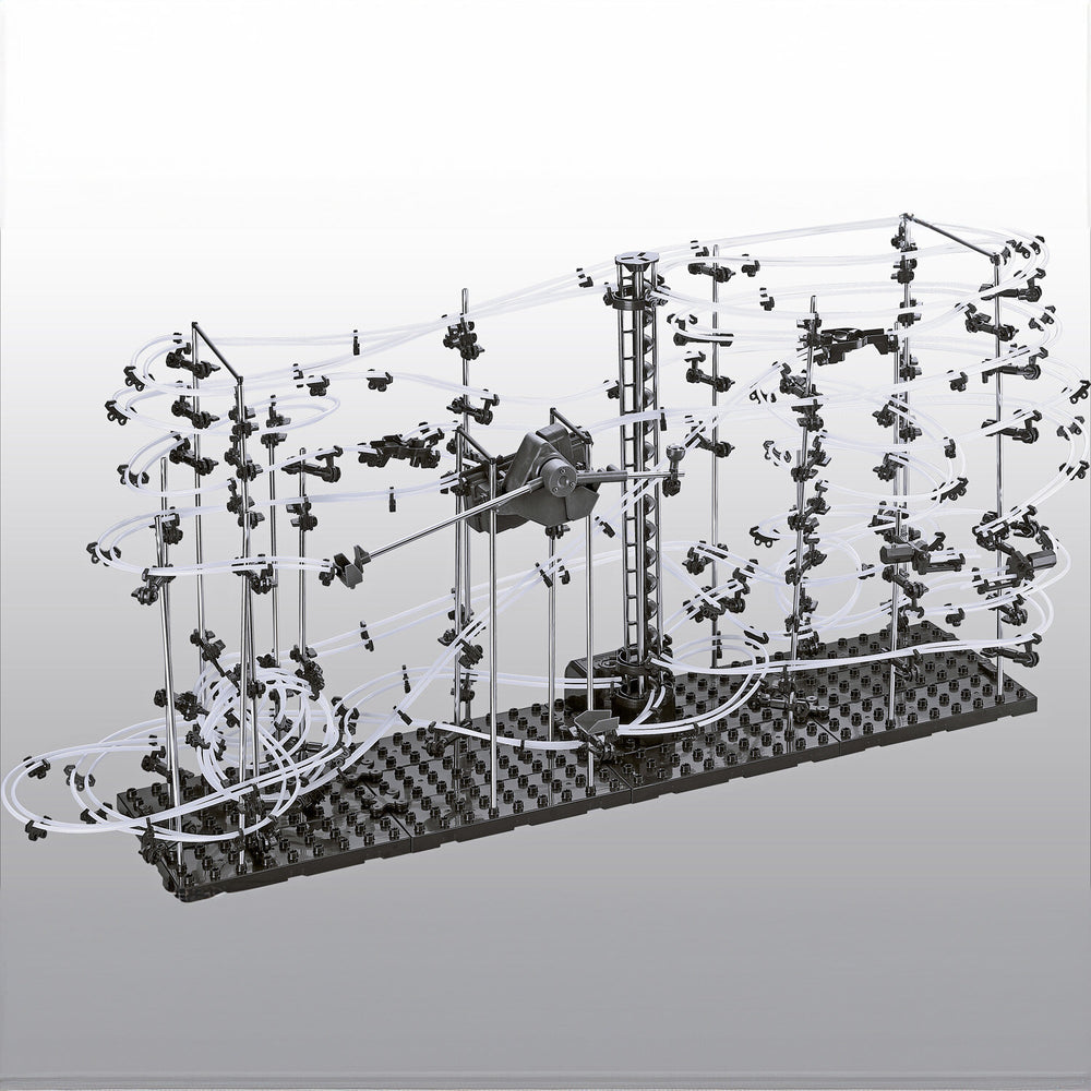 Mechanisches Modell mit mehreren weißen Schläuchen, schwarzen Verbindungsstücken und einer zentralen Achse auf schwarzer Basis.
