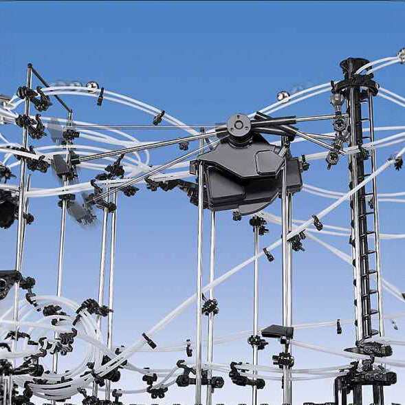 Komplexe mechanische Struktur mit mehreren Rohren, Gelenken und schwarzen Verbindungselementen gegen blauen Himmel.