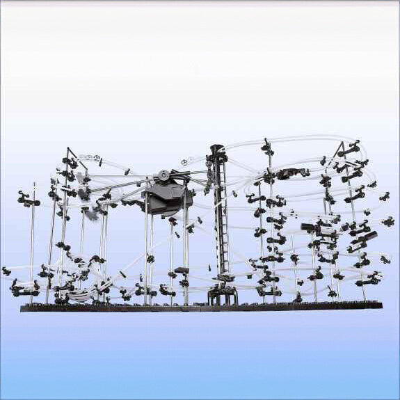 Konstruktion aus vielen schwarzen Komponenten und Seilen, auf einer schwarzen Basis, gegen weißen Himmel.