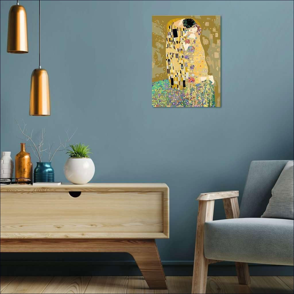 Gemälde "Der Kuss" von Gustav Klimt an einer blauen Wand, daneben ein graues Sofa und ein Holztisch mit Vasen und Pflanze.