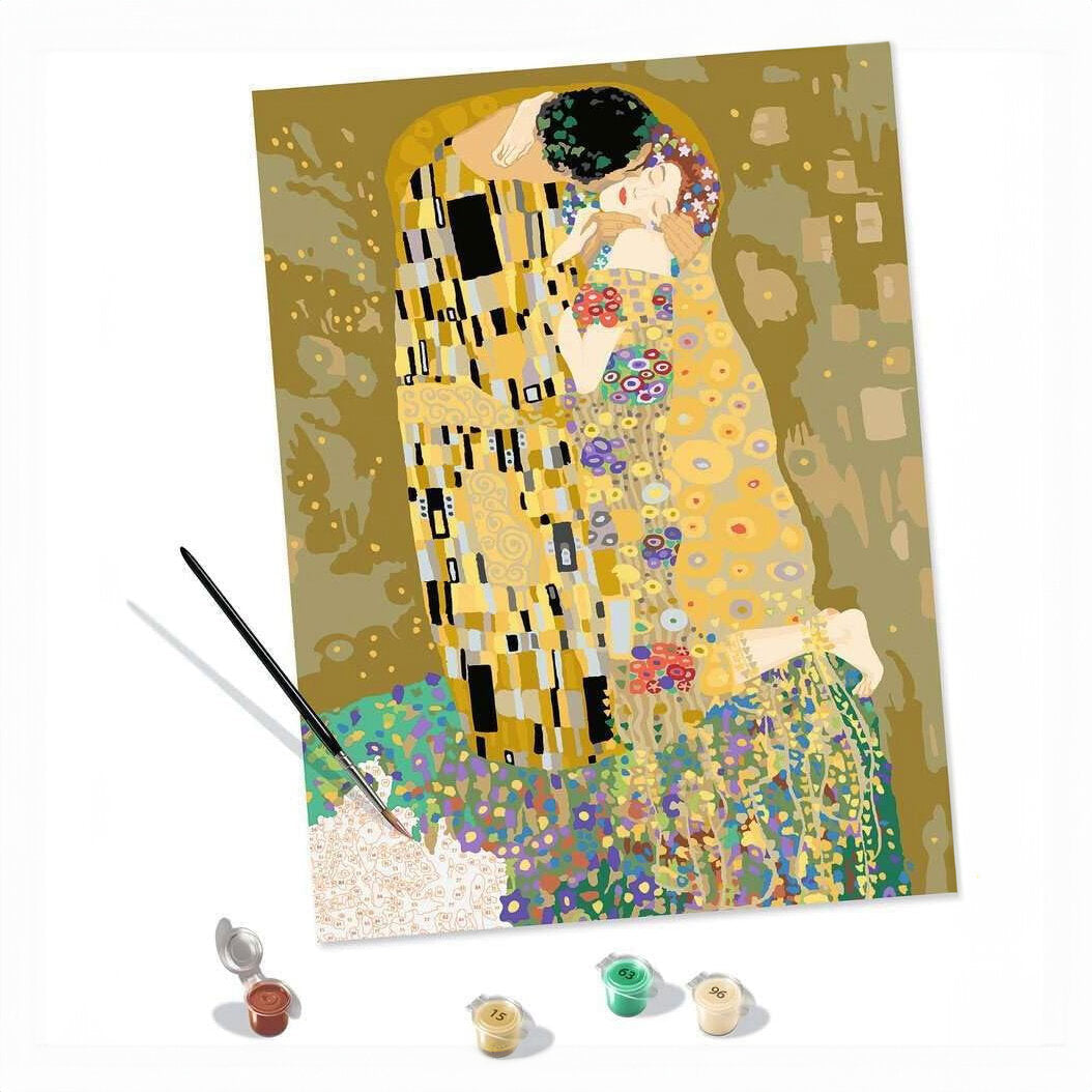Gemälde "Der Kuss" von Gustav Klimt, stilisiert mit goldfarbenen Mustern und Blumen, zeigt ein Paar im Kuss.