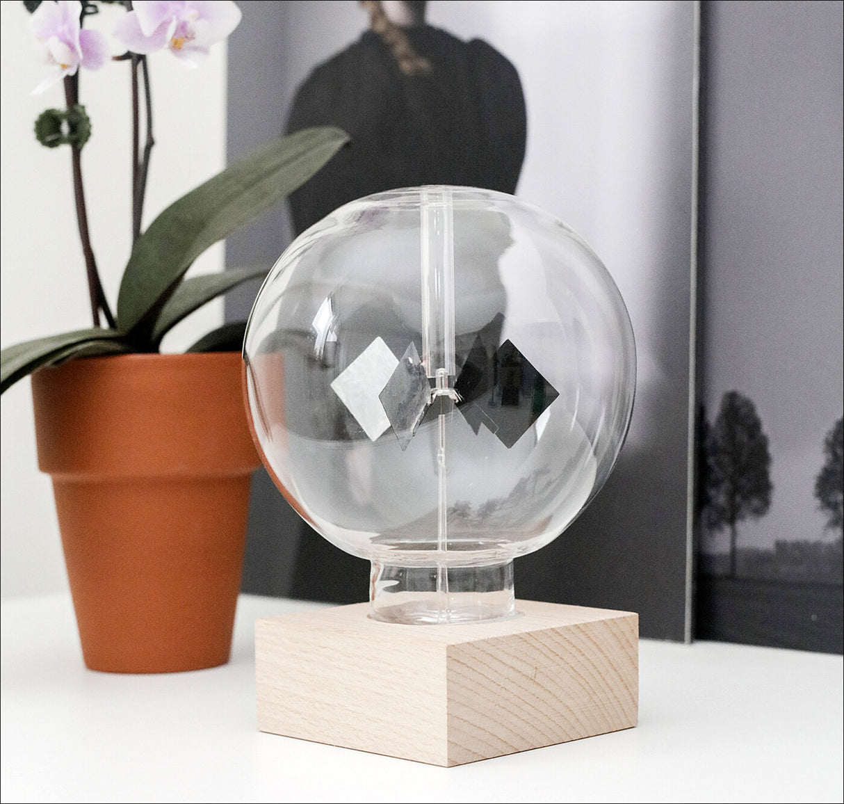 Licht-Motor mit Holzbasis