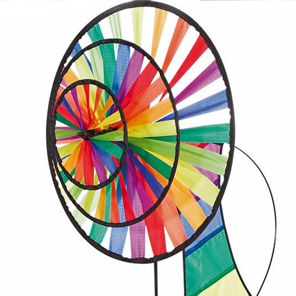Bunte, spiralförmige Windmühle mit farbigen Flügeln und einem grünen Sockel.
