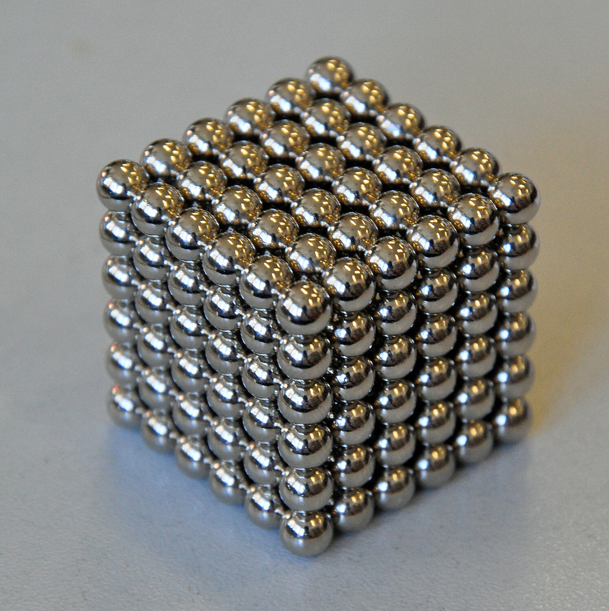 Magnet-Würfel. Puzzle mit 216 Neodym-Magnetkugeln