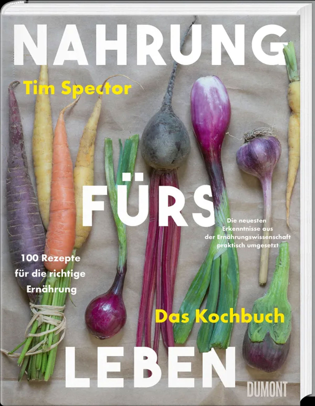 Bunte Gemüsesorten auf braunem Papier, darunter Karotten, Rote Bete, Schalotten und anderes.
