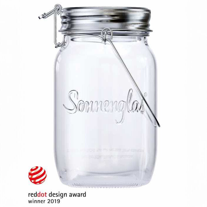Leeres Glas mit Metallverschluss und eingehängtem Metallbügel, Schriftzug "Sonnenglas" auf der Vorderseite, rotes "red dot" Logo