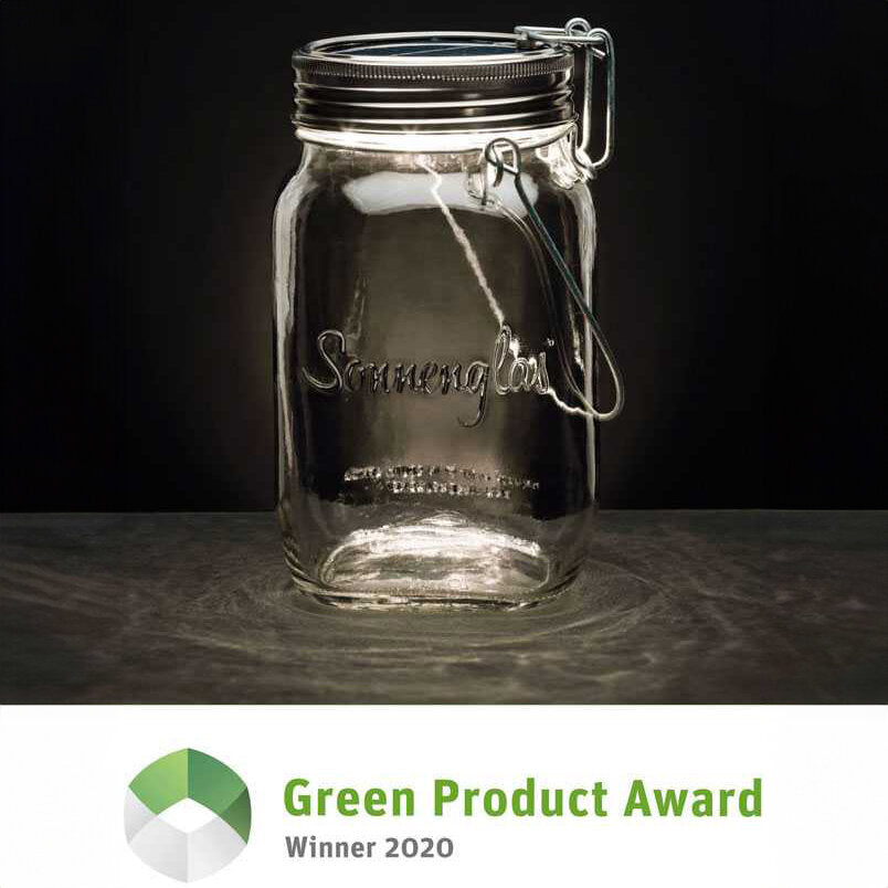 Leeres Glas mit Metallverschluss und Aufhängung, auf dunklem Hintergrund, mit "Summerjar" graviert