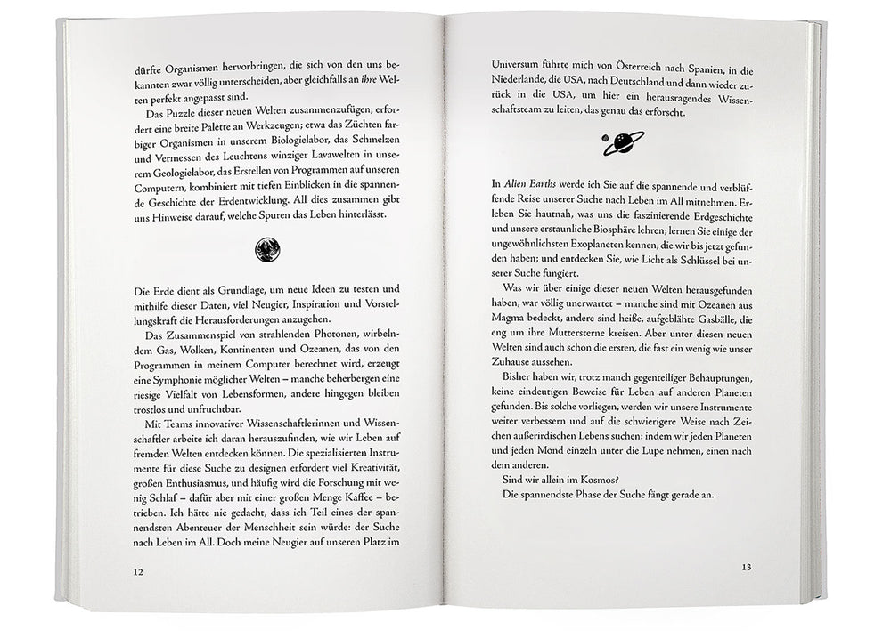 Zwei offene Buchseiten mit Text, eine kleine Illustration eines Planeten mit Ringen.