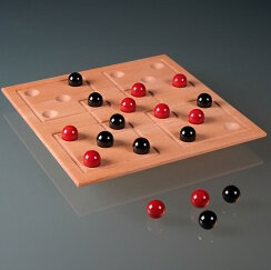 Ein Holzspielbrett mit roten und schwarzen Kugeln, die auf den Spielfeldern liegen.