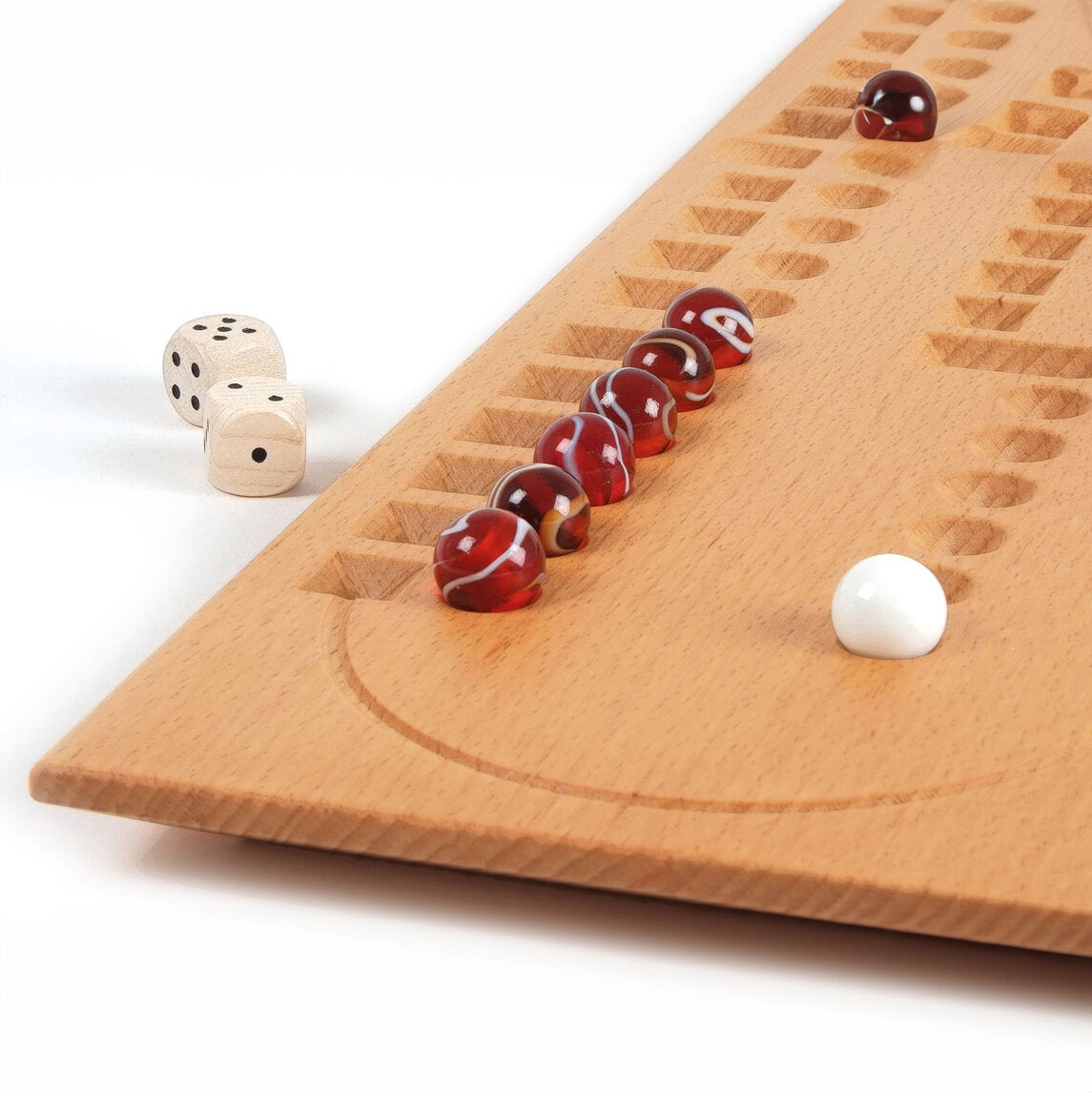Holz-Backgammon-Spiel mit roten und weißen Spielsteinen, zwei Würfeln, und einem Würfelbecher.