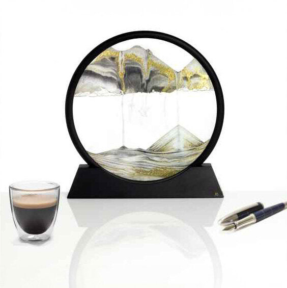 Uhrenmodell mit Wasser- und Mineralien-Design, daneben ein Glas Kaffee und zwei Kugelschreiber.