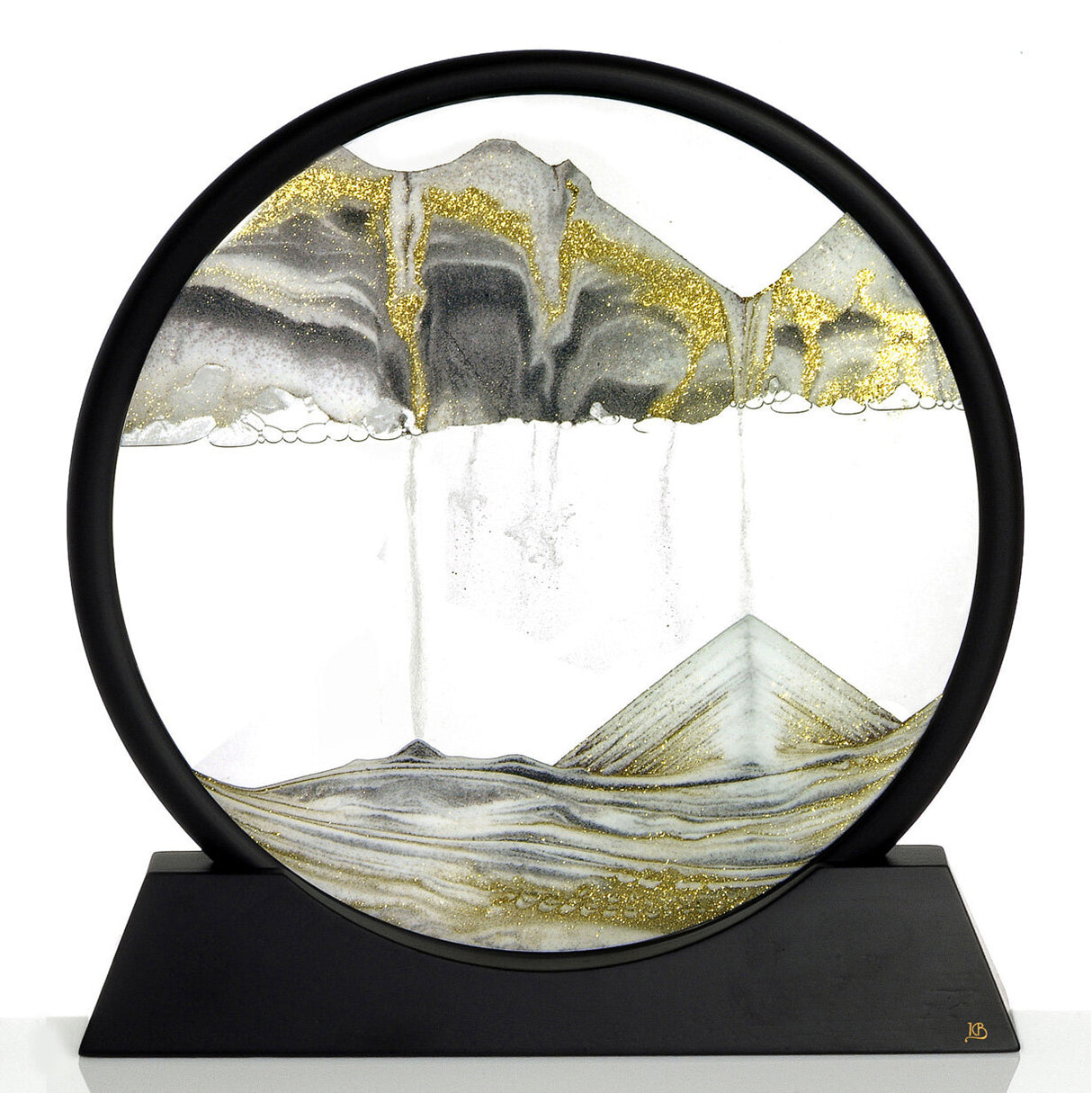 Schwarz-goldene Wanddekoration mit Berg- und Wasserfall-Motiv in einem runden Rahmen auf schwarzem Sockel.