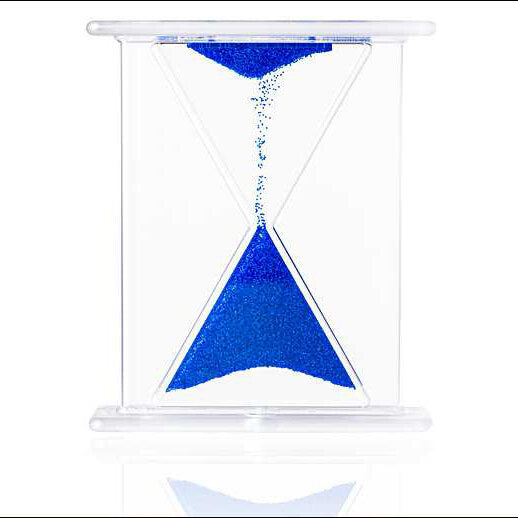 Sanduhr mit blauer Sandkörnern, die durch die Mitte fällt.