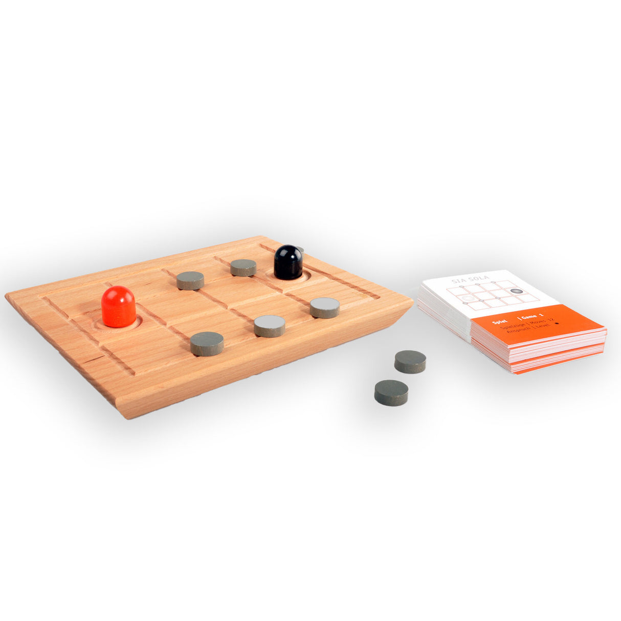 Holz-Backgammon-Spiel mit roten und schwarzen Steinen, Spielkarten und zwei Steinen auf dem Brett.