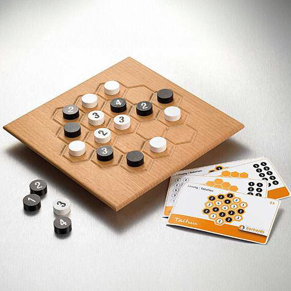 Holz-Boardspiel mit schwarzen und weißen Steinen, Karten mit Bienen-Design und Spielanleitung.
