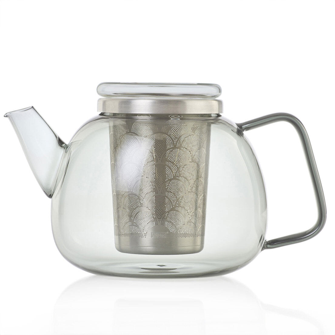 Glas-Kanne mit Teesieb und Metalldeckel, transparent, ohne Inhalt, auf weißem Hintergrund.