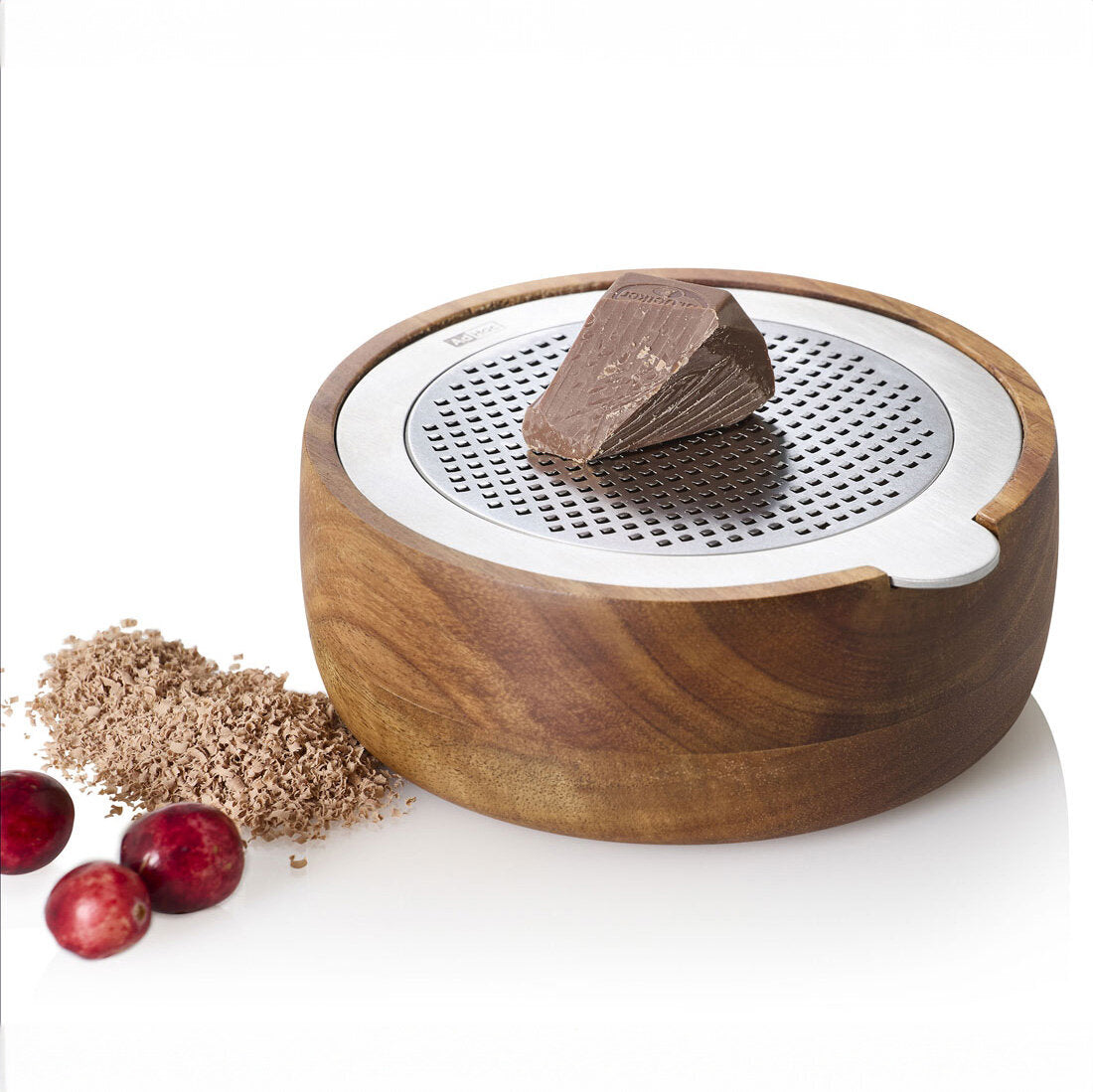 Schokoladentafel auf einem Holz- und Metall-Tablett, daneben Kakaobohnen und Kakaoschalen.