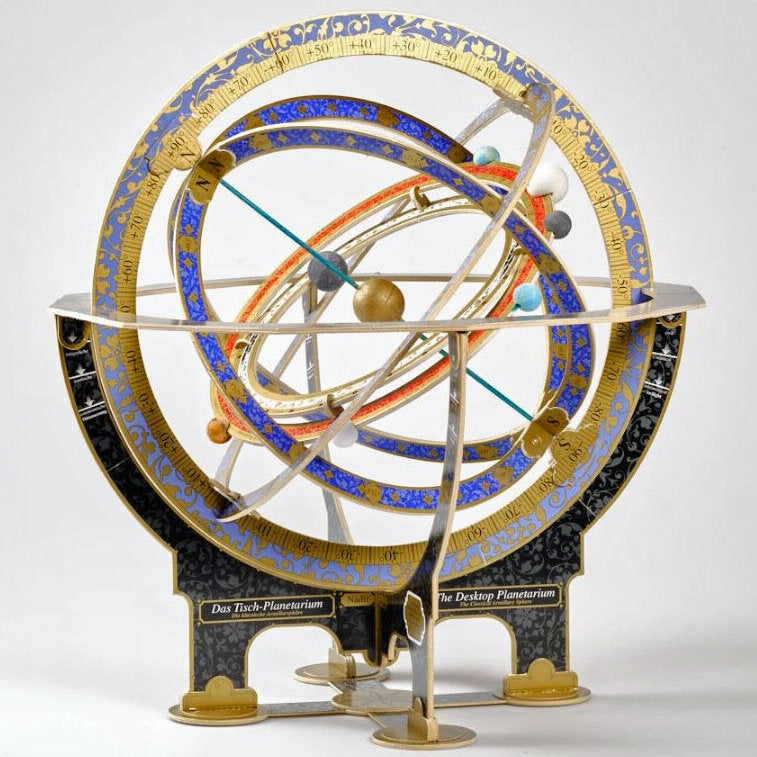 Detailliertes, gold- und blaufarbenes mechanisches Modell eines Planetariums mit Planeten und Umlaufbahnen.