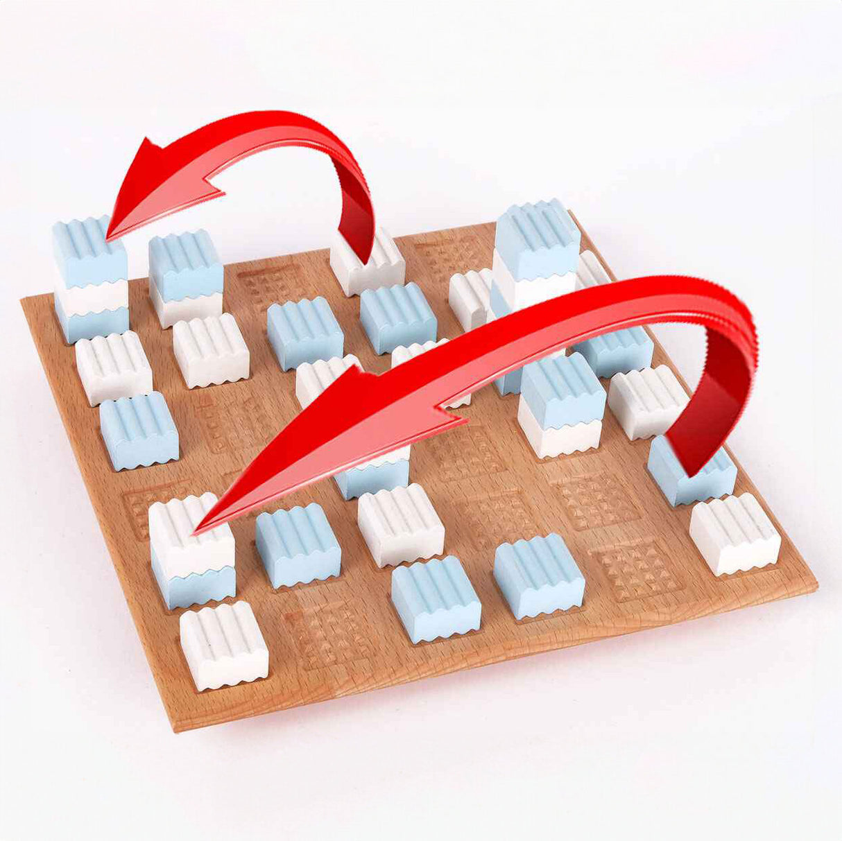 Schachbrett mit weißen und blauen Figuren, rote Pfeile zeigen auf zwei Figuren, die sich bewegen.