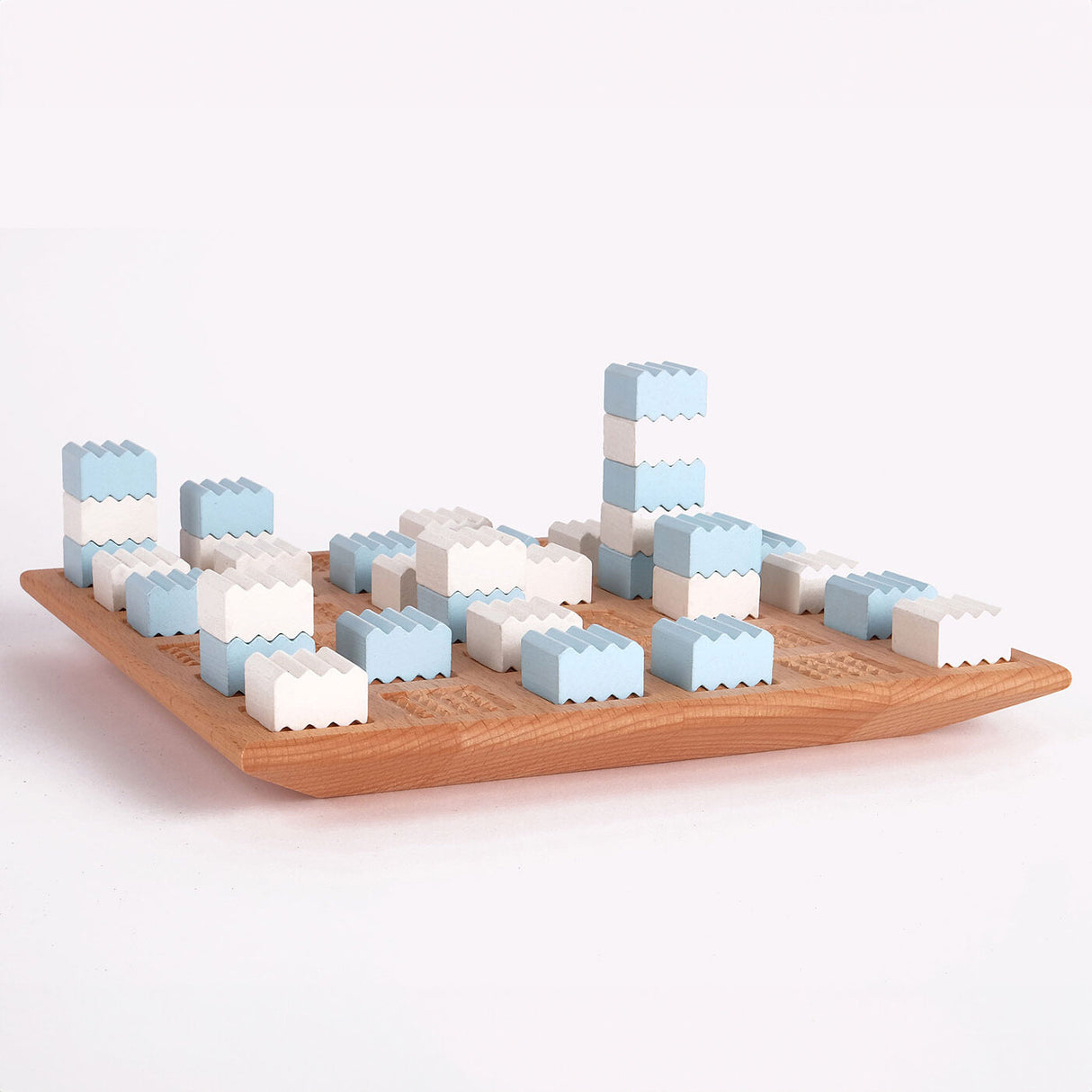 Holzbrett mit weißen und blauen Wackelblöcken in verschiedenen Höhen.