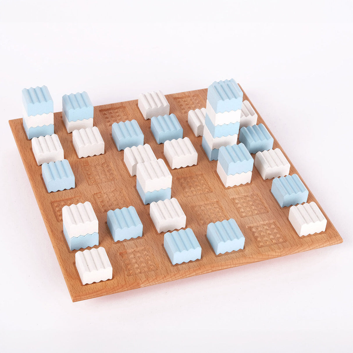 Brettspiel mit blauen und weißen Spielsteinen auf Holzbrett.