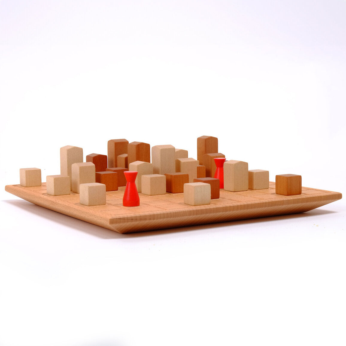 Holzbrett mit bunten Holzklötzen und zwei roten Spielsteinen, Spielbrett für das Brettspiel "Mensch ärgere dich nicht".
