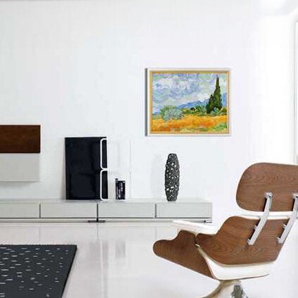 Weißer Raum mit weißem Sideboard, einem schwarzen Regal, einer Vase, einem Bild und einem Holzsessel.