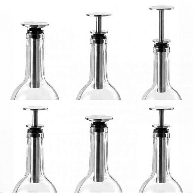 Sechs Glasflaschen mit unterschiedlichen Verschlüssen und Pumpmechanismen.