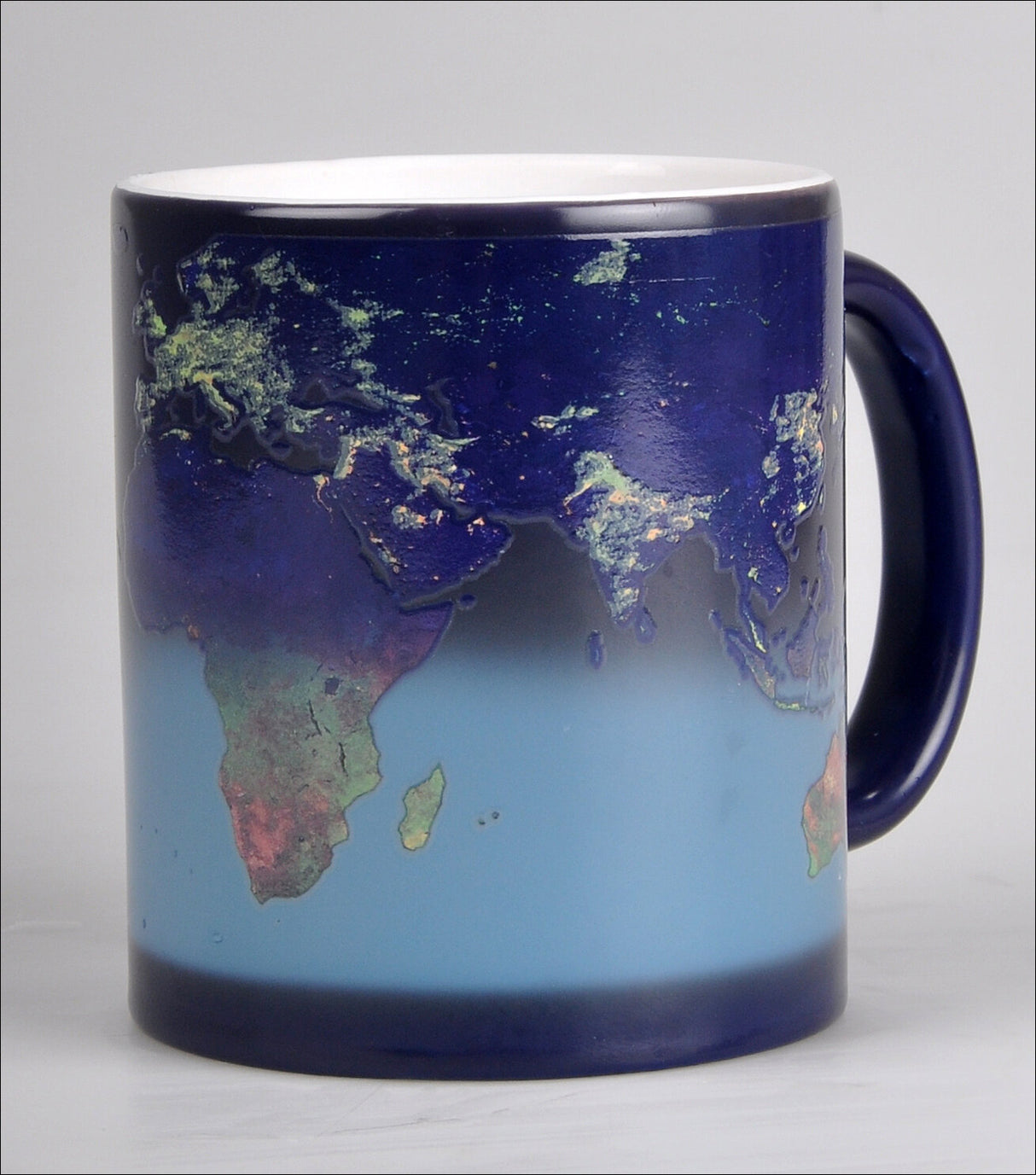 Magische Tasse - Die Erde bei Tag und Nacht