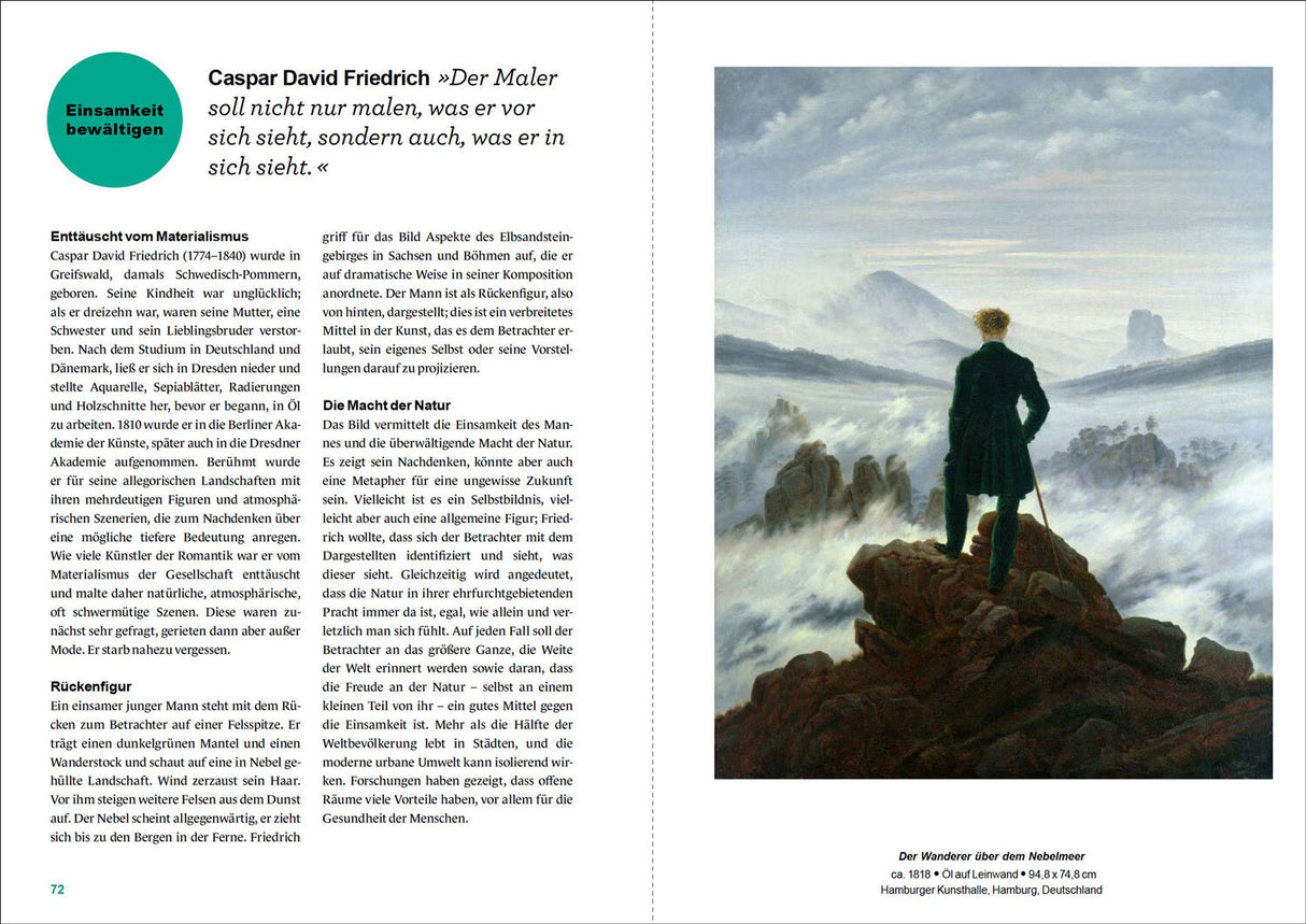 Mann mit dunkler Jacke und Gehstock steht auf Felsen vor Nebelmeer, Blick auf Berge und Wolken.