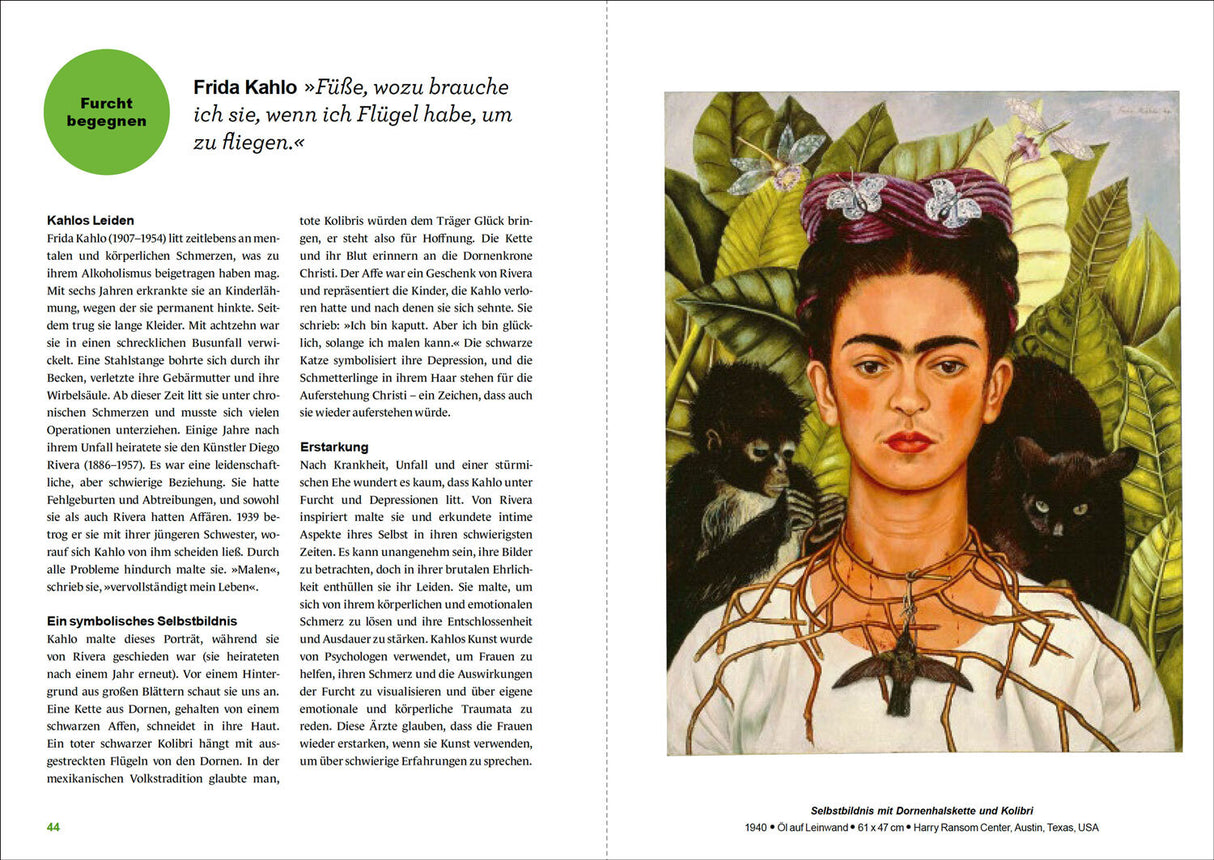 Porträt von Frida Kahlo mit Dornenkette, schwarzen Affen und Katzen vor grünem Blätterhintergrund.