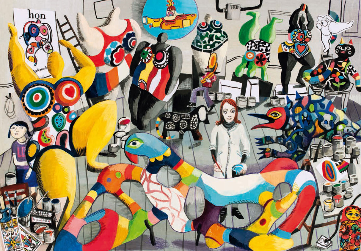 Künstleratelier mit bunten, fantasievollen Skulpturen, Malereien und Künstlerinnen bei der Arbeit.