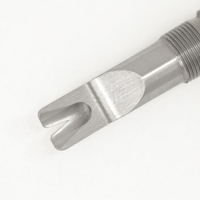 Metallwerkzeug mit spaltförmigem Ende auf weißem Hintergrund.