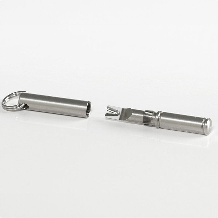 Zwei kleine Metallwerkzeuge, eines mit Schlüsselring, auf weißem Hintergrund.