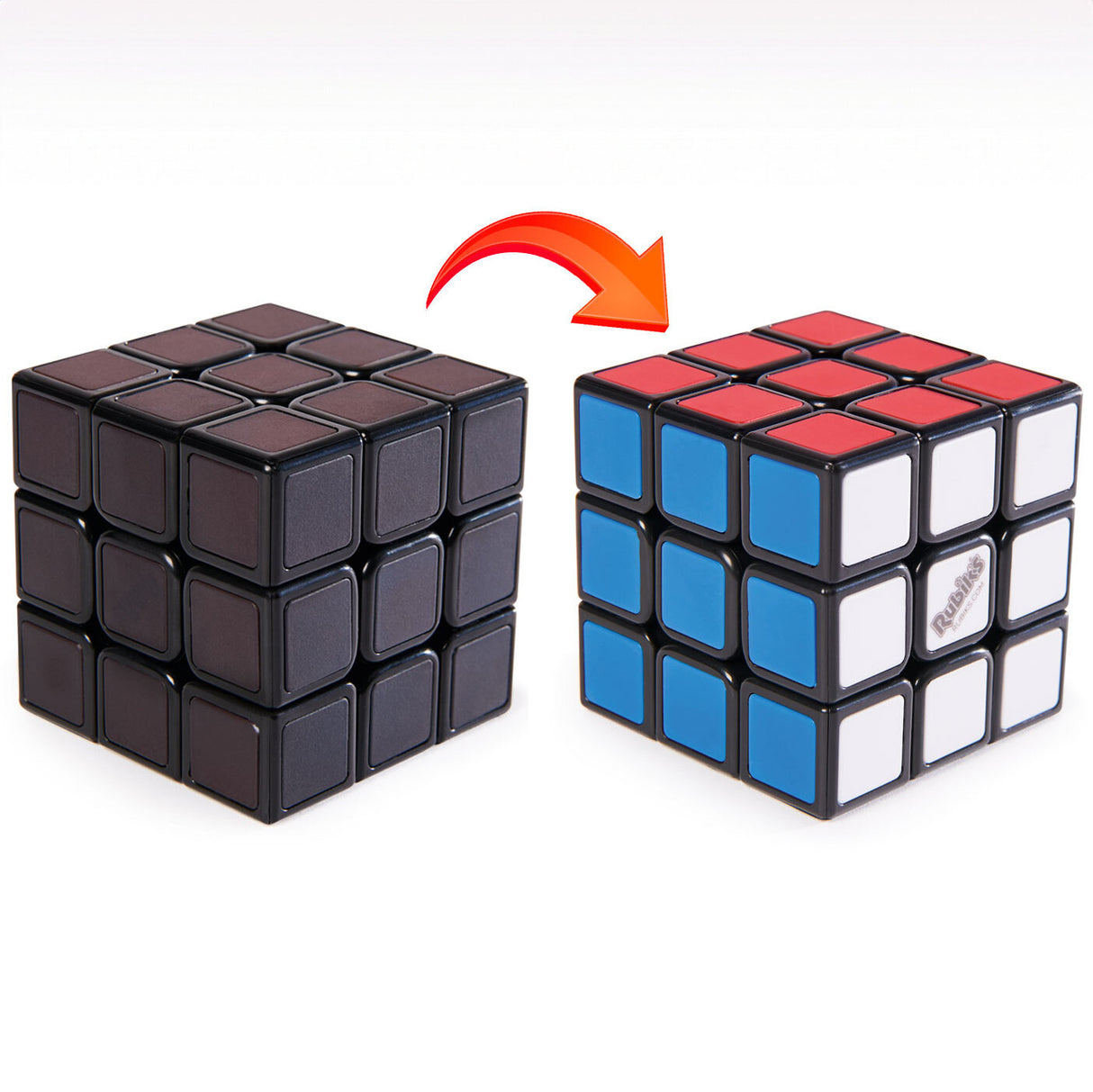 Zwei Rubik's Cubes, einer schwarz, einer mit blauen, weißen und roten Flächen, mit Pfeil zwischen den Würfeln.