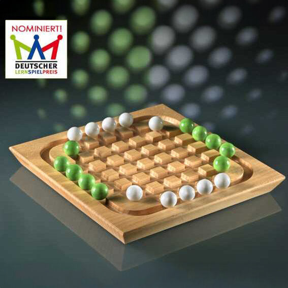 Holz-Boardspiel mit weißen und grünen Kugeln, Logo "NOMINIERT! Deutscher Lernspielpreis" im oberen linken Bereich.