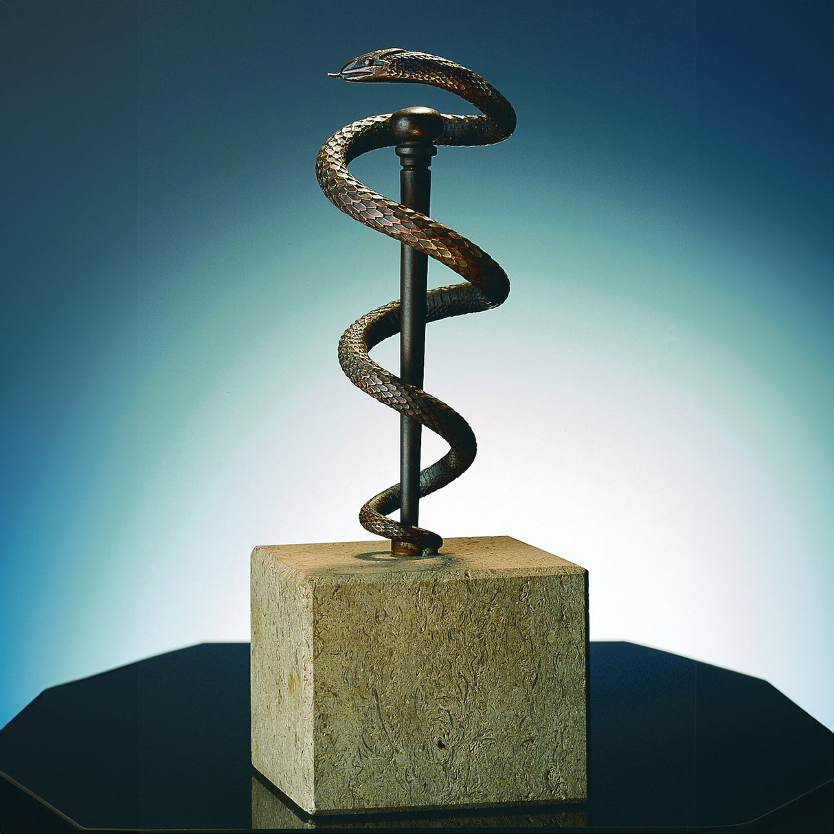 Schlange umwickelt eine Stange, die auf einem Steinblock steht, vor einem Farbverlaufshintergrund.