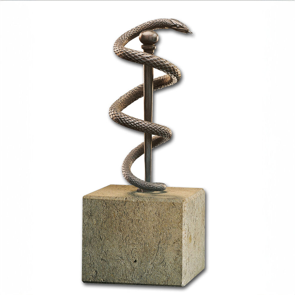 Bronzene Schlange um einen Stab, auf einem rechteckigen Steinblock.