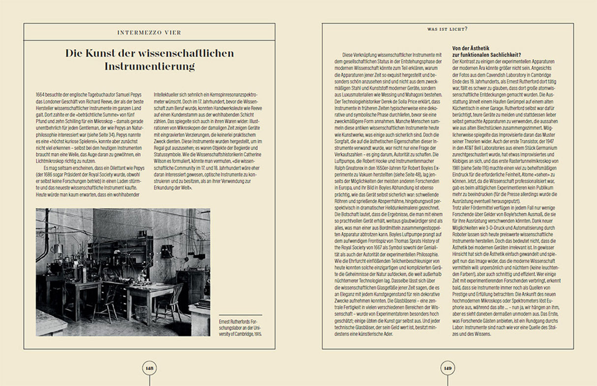 Zweiseitiger Text mit Überschriften, links ein Schwarz-Weiß-Foto eines Labors mit Tischen, Geräten und Kabeln.