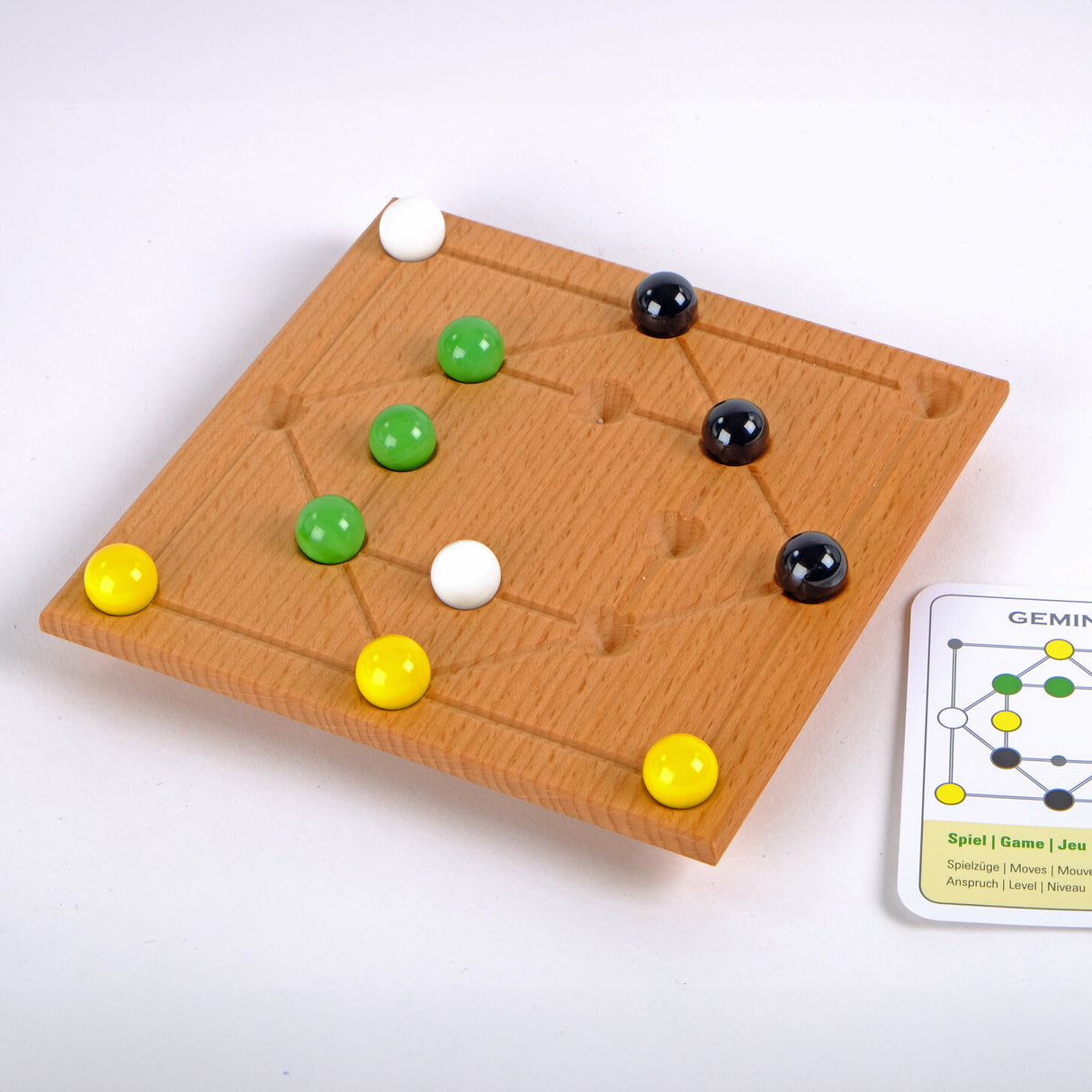 Holzbrett mit bunten Kugeln und Linien, die Verbindungen zwischen den Kugeln zeigen.